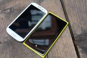 Samsung-Galaxy-S3-vs-Nokia-Lumia-920-Design